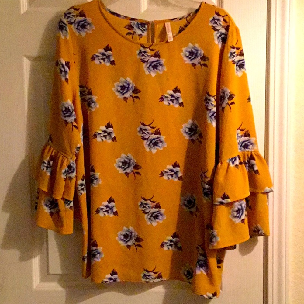 Xhilaration” Lovely Mustard and blue flowers top XL”💐🌼